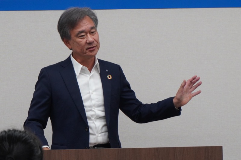 内定式で歓迎のメッセージを伝える挨拶の様子